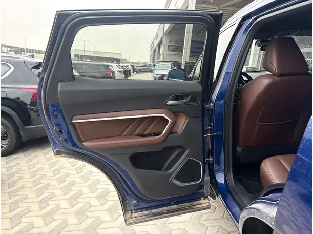 Car image 13