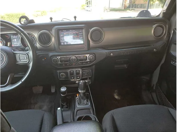 Car image 16