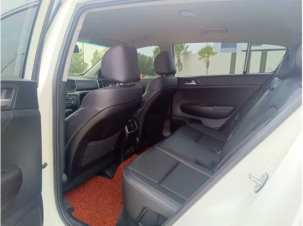 Car image 17