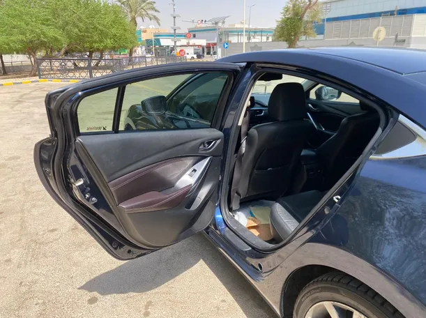 Car image 12
