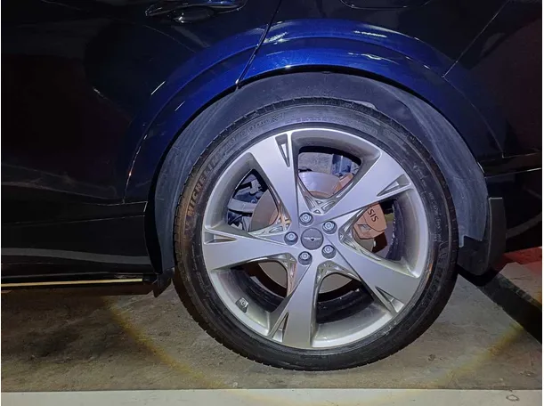 Car image 9