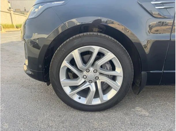 Car image 9