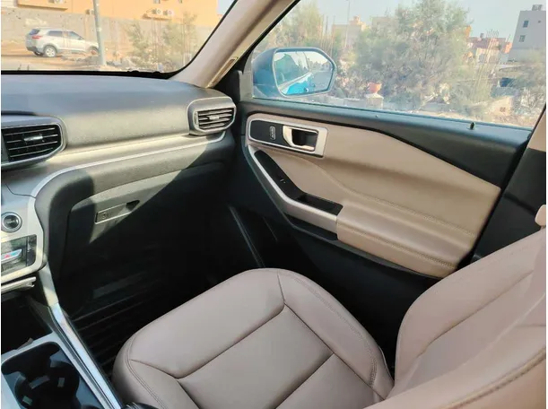 Car image 25