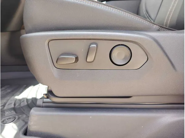 Car image 27