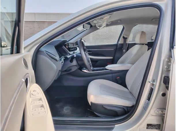 Car image 11