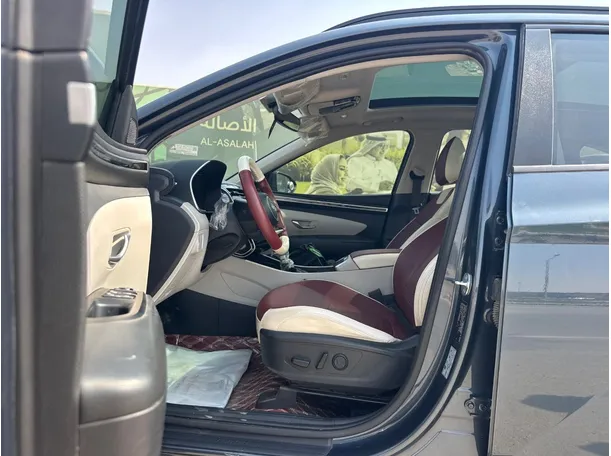 Car image 12