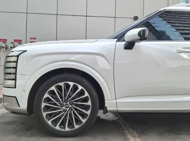 Car image 10