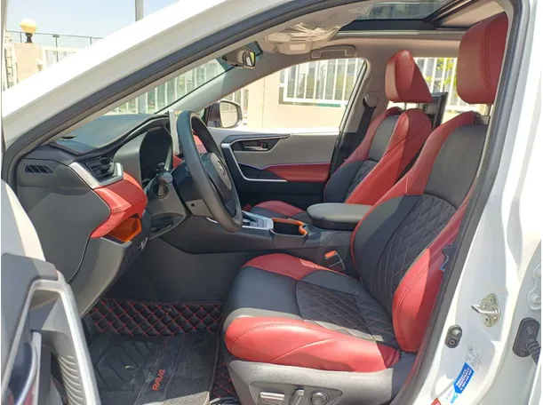 Car image 12