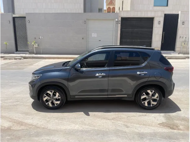 Car image 8