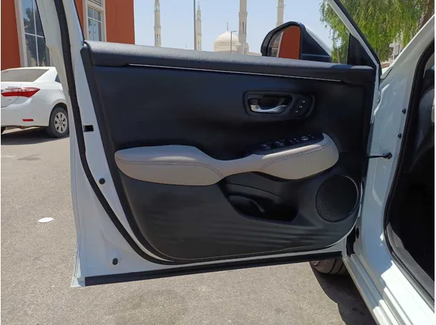Car image 10