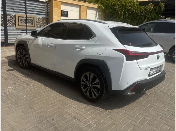 Car image 4