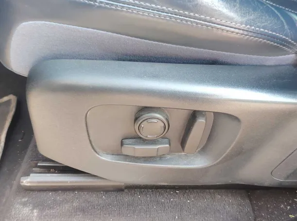 Car image 25
