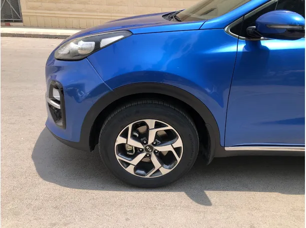 Car image 9