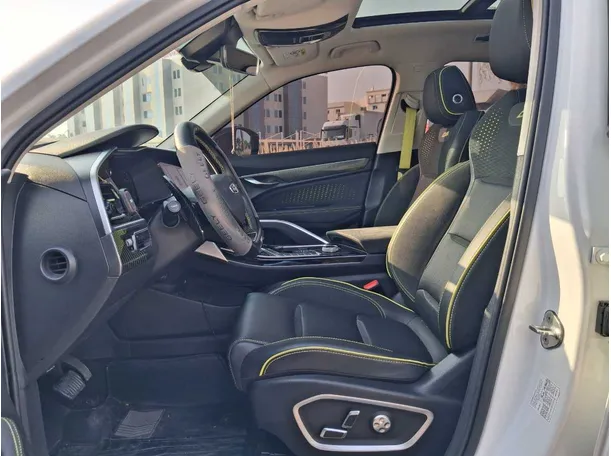 Car image 12