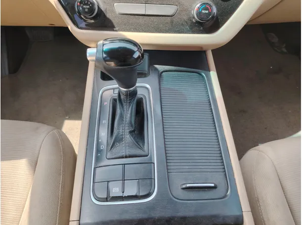 Car image 18