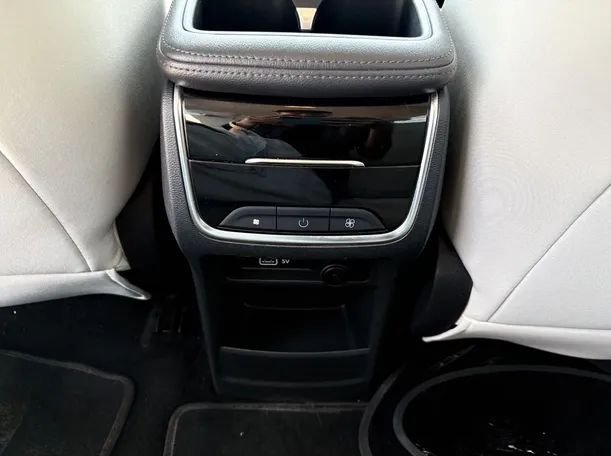 Car image 27