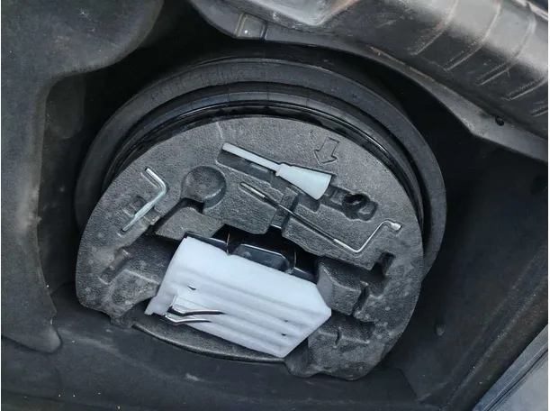 Car image 36