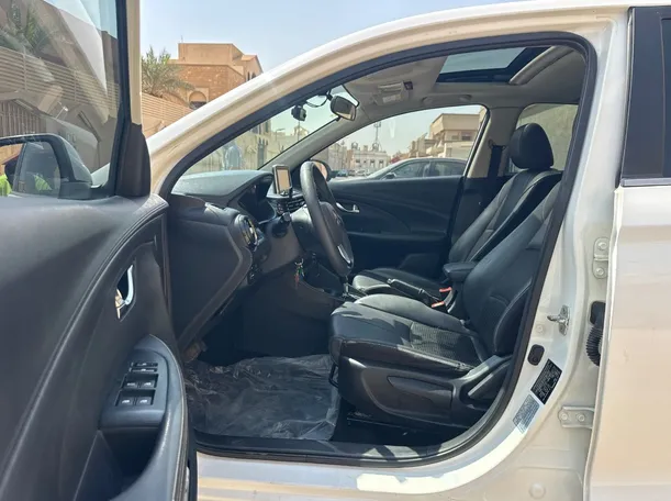 Car image 11
