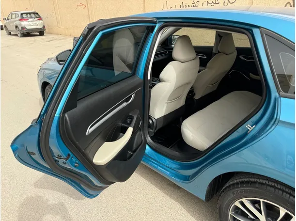 Car image 14