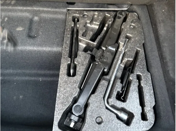 Car image 30