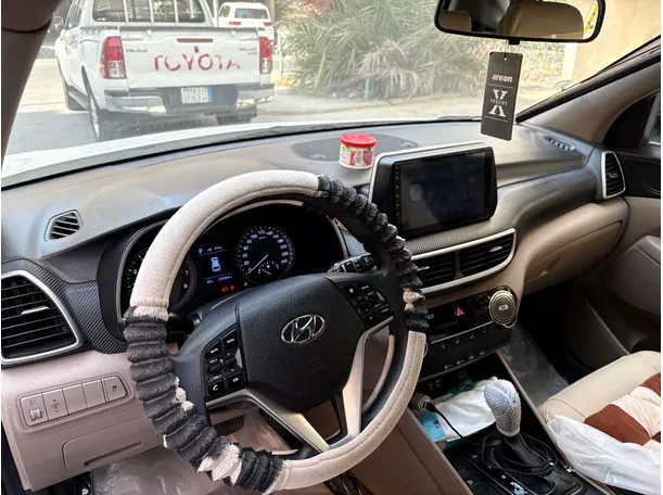 Car image 12