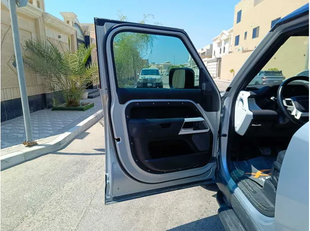 Car image 11