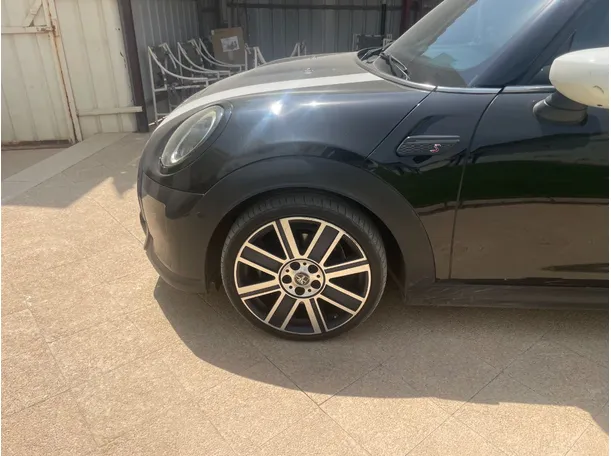 Car image 9