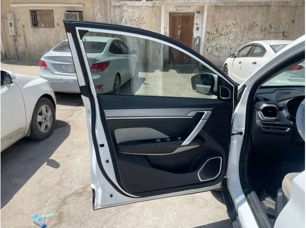 Car image 10