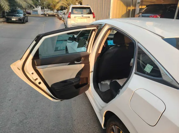 Car image 18