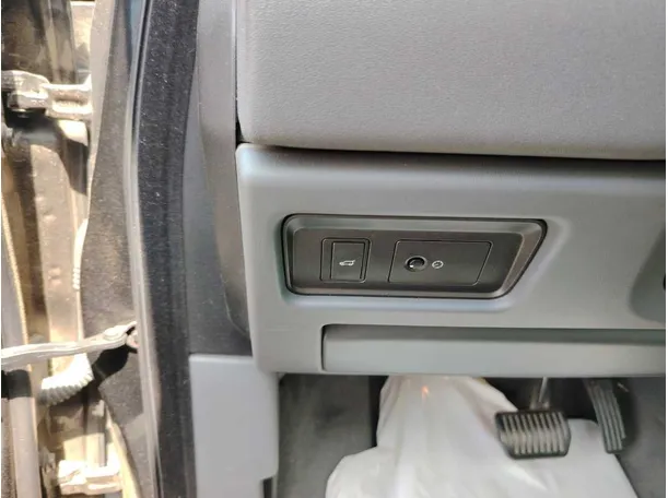 Car image 32