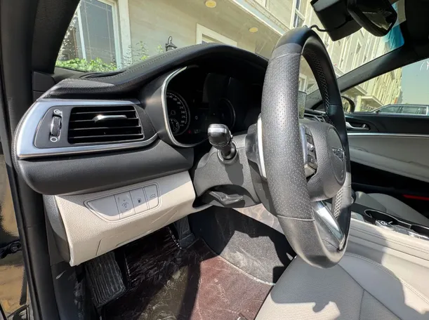 Car image 10