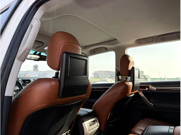Car image 17