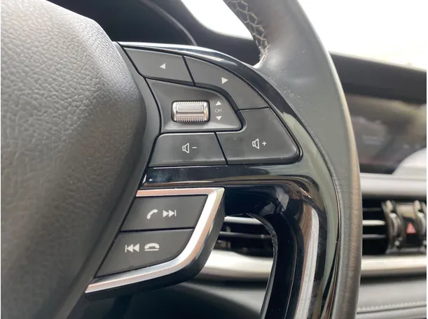 Car image 25