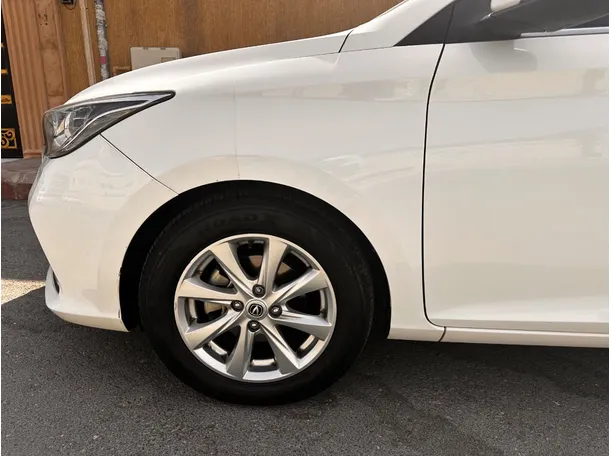 Car image 9