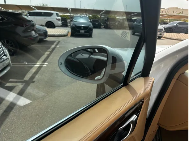 Car image 29