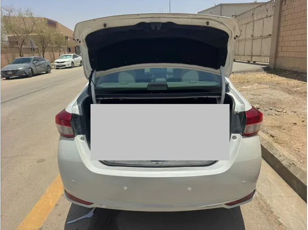 Car image 19