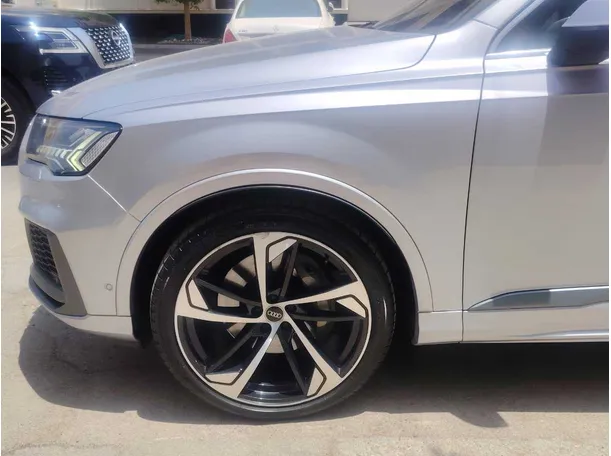 Car image 9