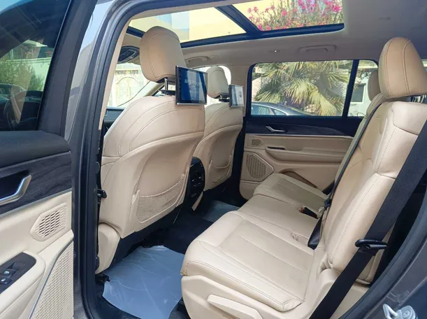 Car image 19