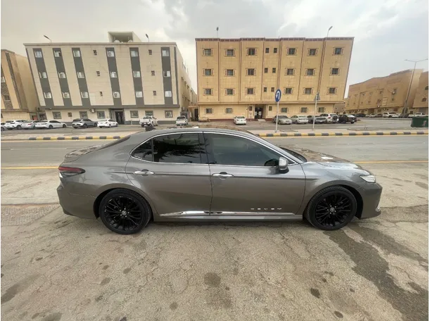 Car image 4