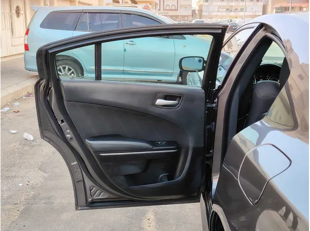 Car image 12