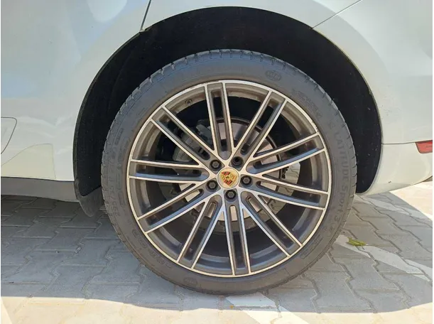 Car image 9