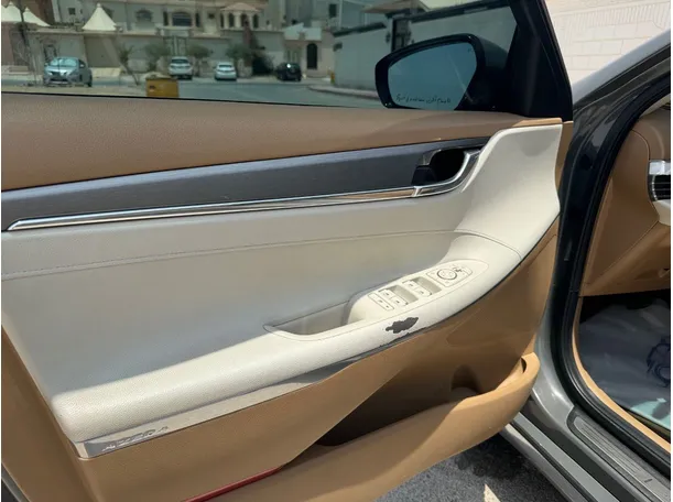 Car image 23