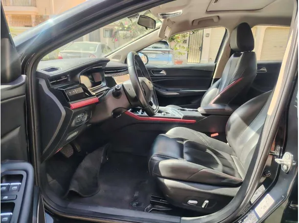 Car image 14