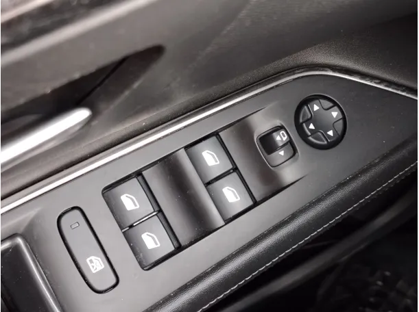 Car image 30