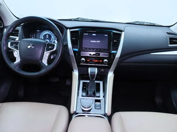 Car image 14