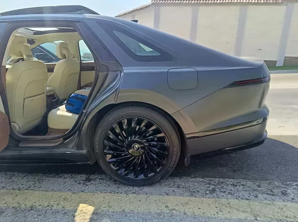 Car image 17