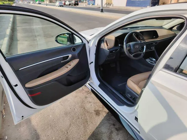 Car image 12
