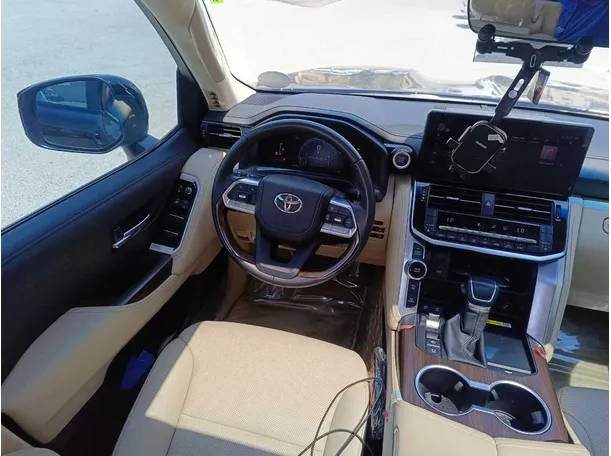 Car image 26