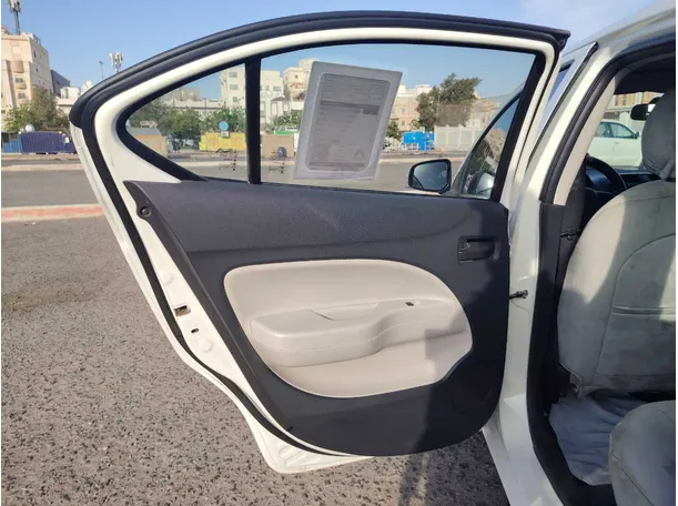 Car image 14
