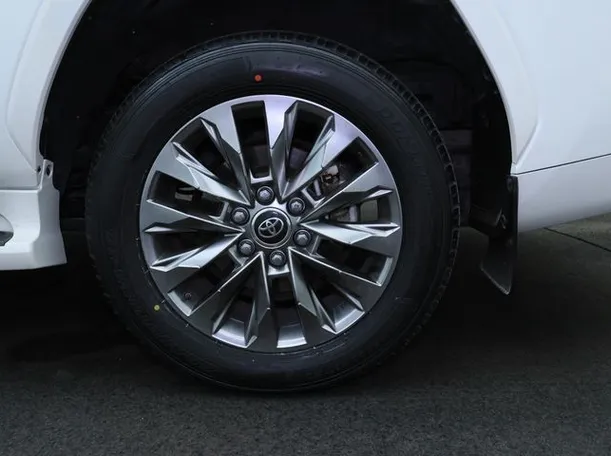 Car image 7